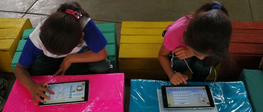 Niñas guatemaltecas estudiando en salón de clases.