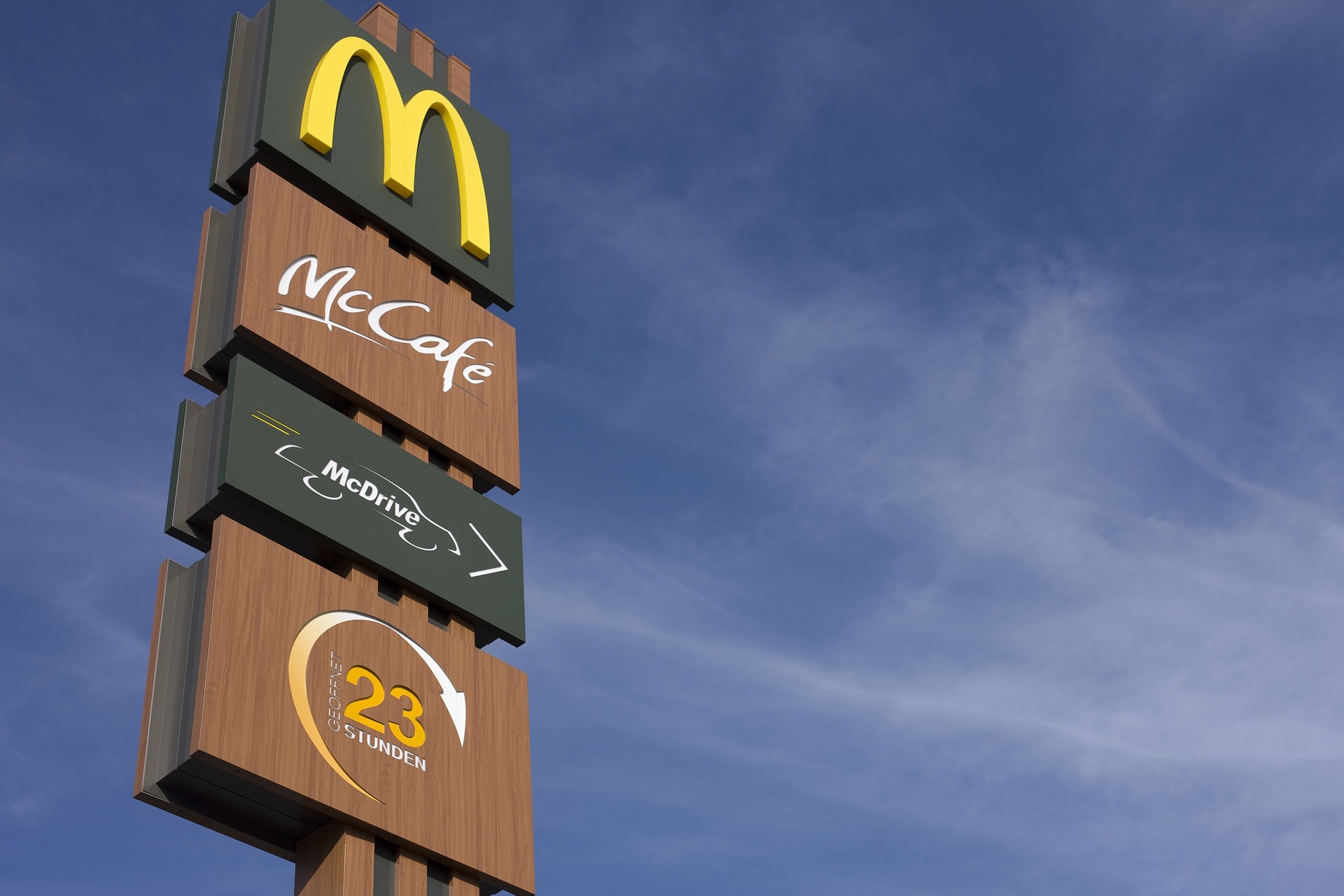 Poste de publicidad de McDonald's y Mc Café